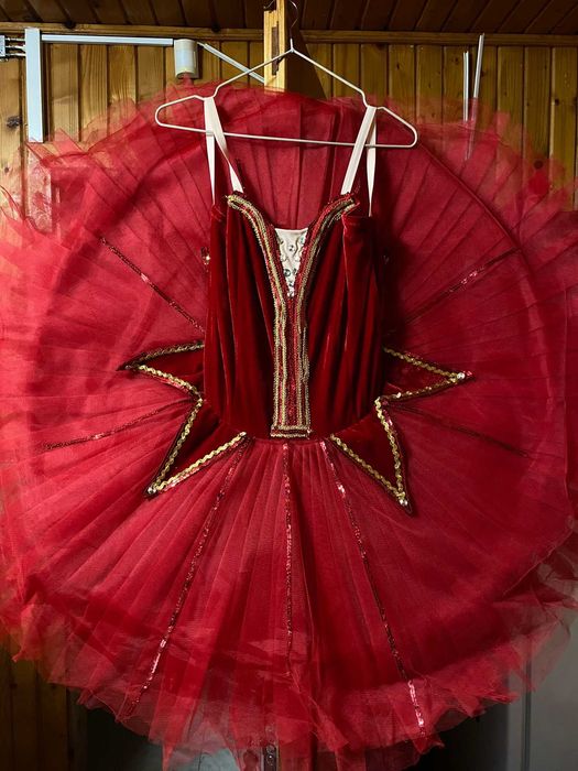 Tutu profesional de balet rosu,cu paiete si detalii aurii