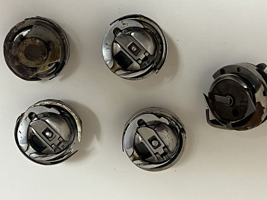 Челнок для швейной машинки. Шпуля