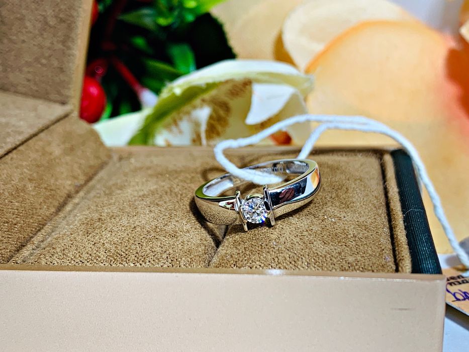 Серьезное золотое кольцо модели «Одноглазка» с бриллиантом