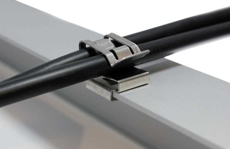 Монтажна скоба държач или клипс за 2 бр. соларен кабел 2,5мм2-6мм2