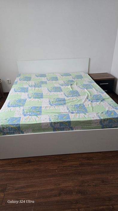 Продам кровать с шкафом и тумбочками  матрацом