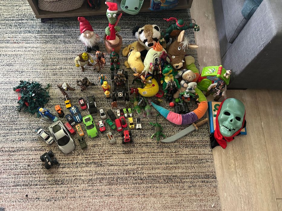 Различни играчки плюшени и не само