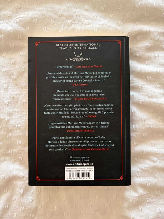 Cronicile lunare: Cinder - Marissa Meyer