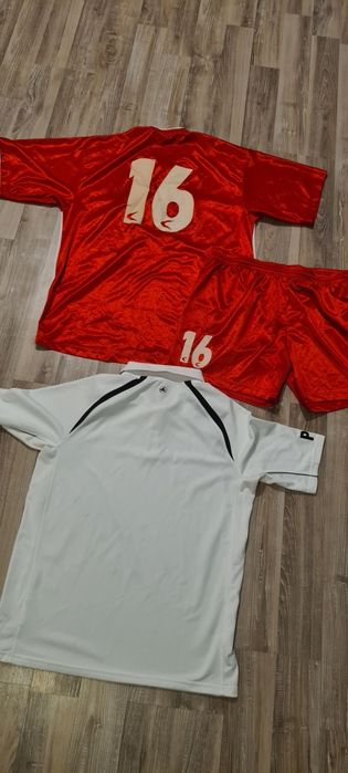 8 tricouri echipe fotbal