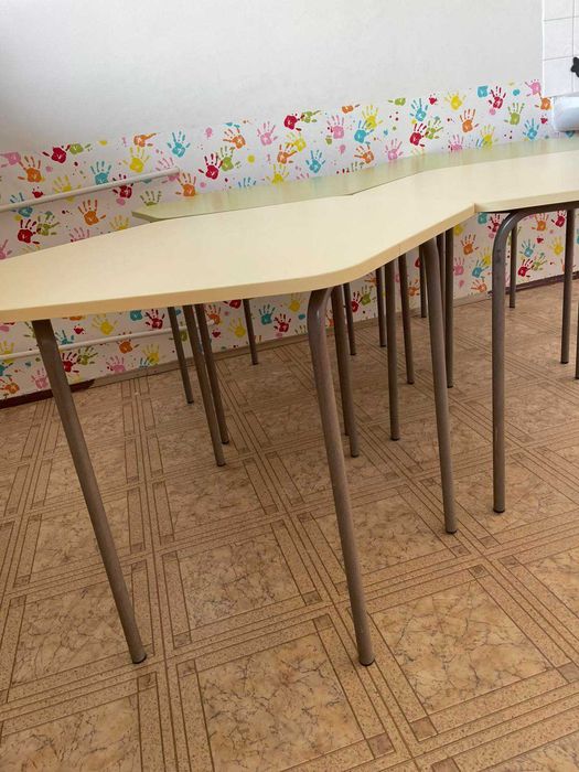 Продавам 4 бр шестоъгълни маси