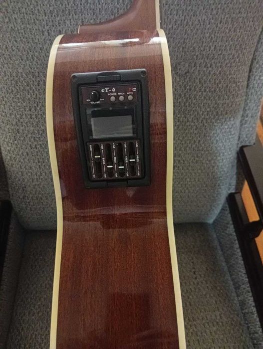 Продам 12 струнную аккустическую гитару