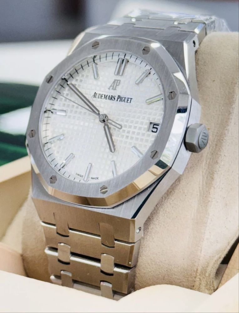 Часовник Audemars Piguet НАМАЛЕН!