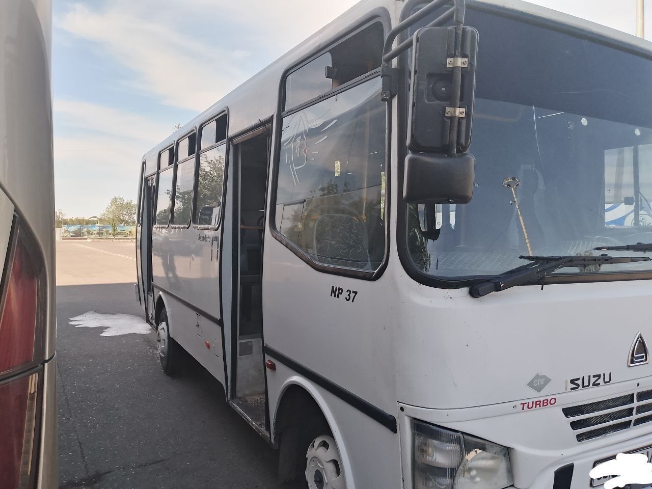 Isuzu avtobus sotiladi