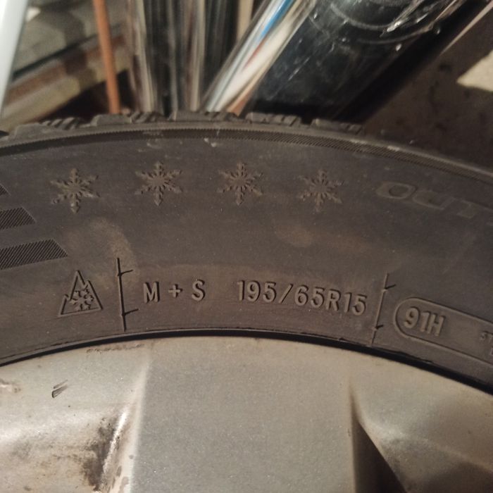 Vând cauciucuri cu jante originale Audi.Negociabil.