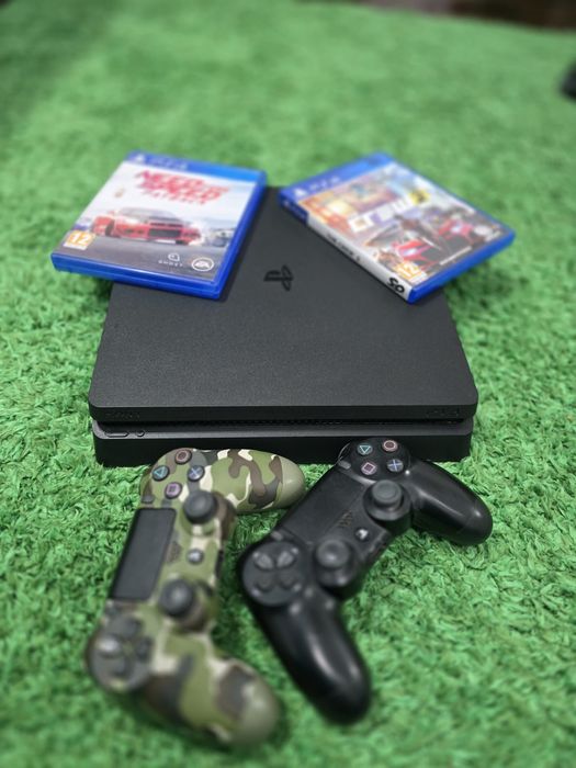Vând PS4 plus volanul