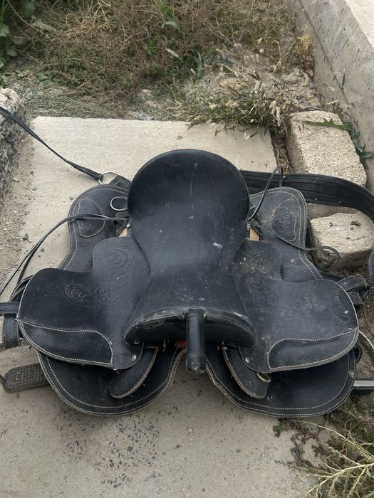 Седло для лошади в отличном состояний вообще не одевалась