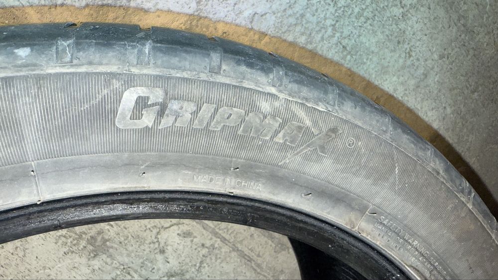 Четири Летни гуми и зимна една 295/40/R21