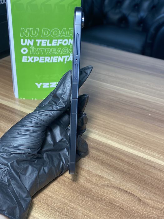 Samsung Galaxy Z Flip7 • 512 GB • Black