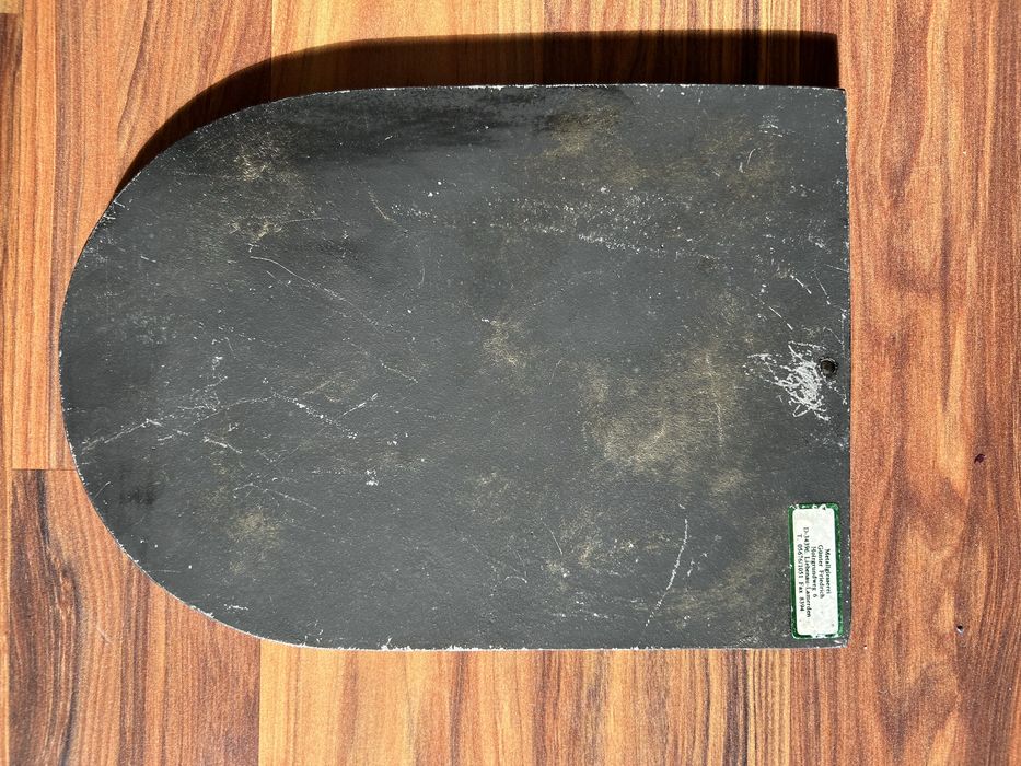 Герб с лъв от метал