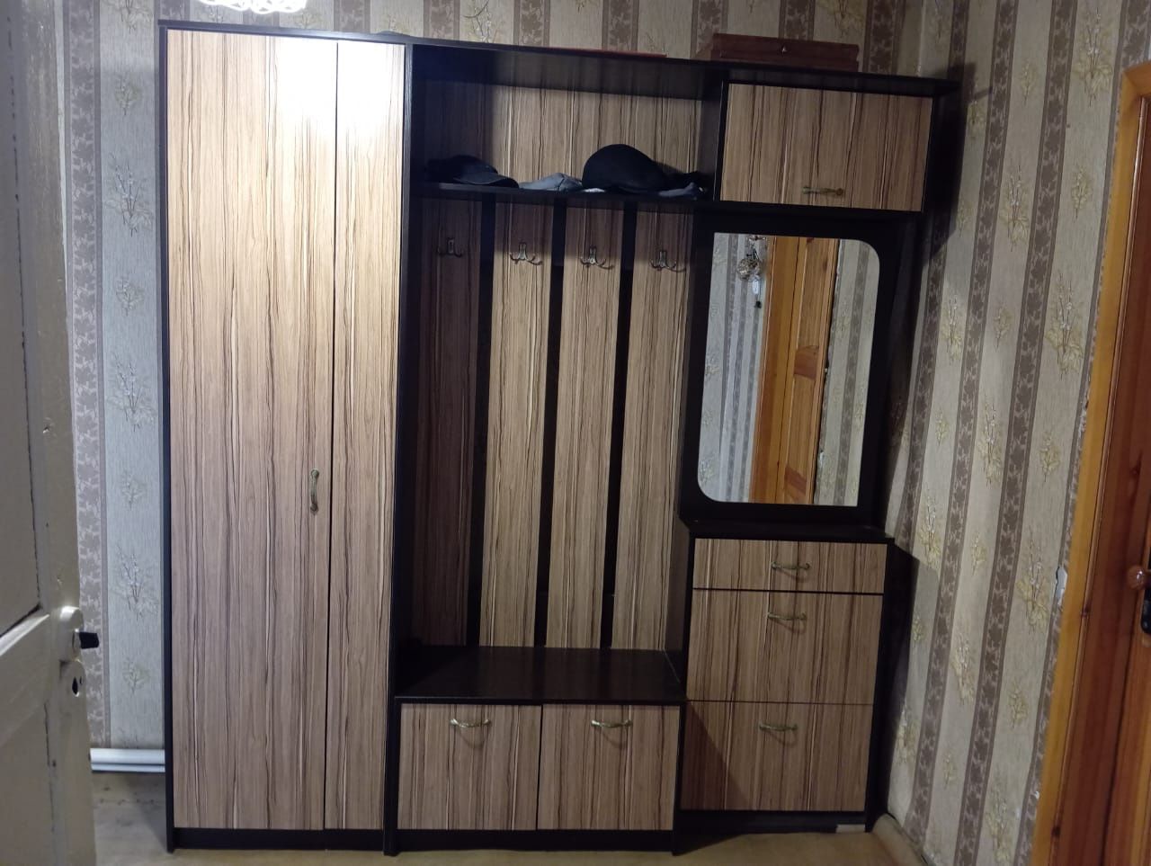 Продам прихожую шкаф