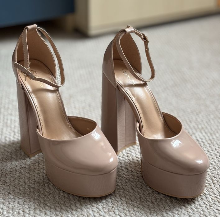 Чисто нови обувки на ток