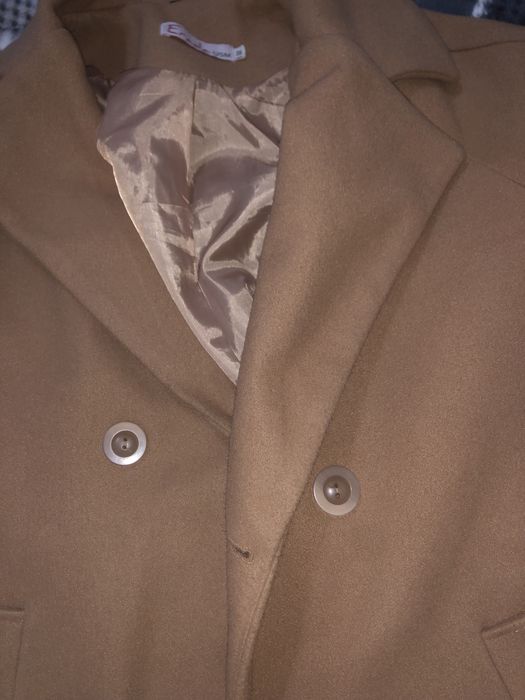 Коричневый палто сотилади