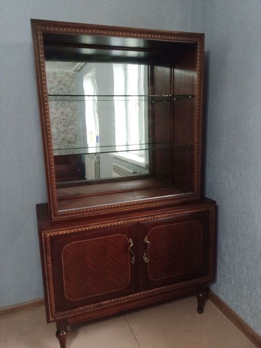 Антикварный сервант из дерева