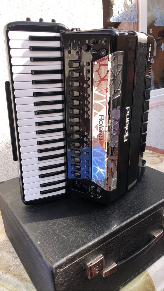 Vand sau schimb acordeon roland fr8 x