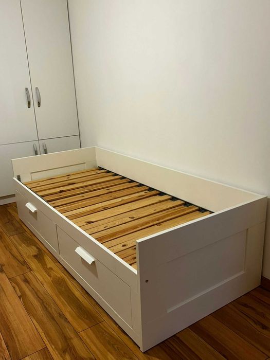 Vând pat extensibil cu 2 sertare de depozitare și noptieră tip Ikea.