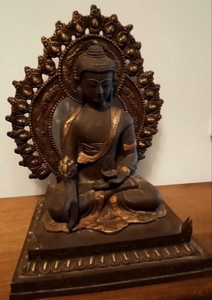 Statueta de dimensiuni impresionante din bronz masiv reprezentând Budd