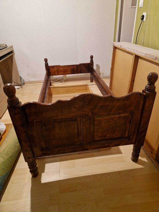 Дървено единично легло