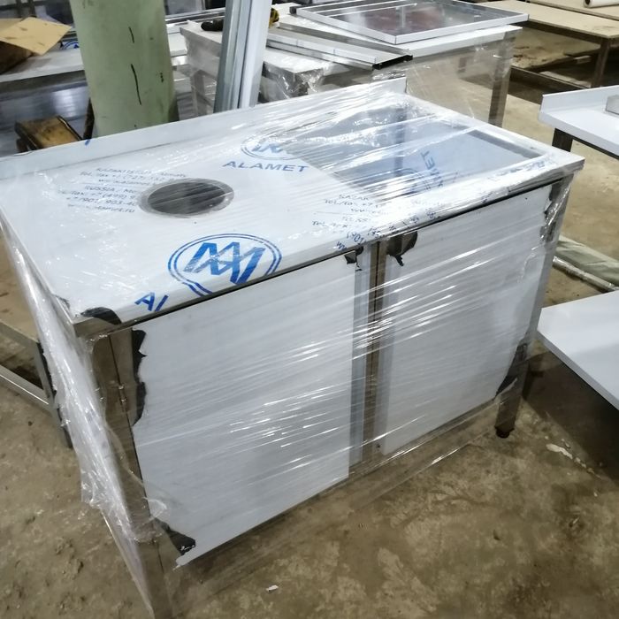 Стол разделочный из нержавейки.