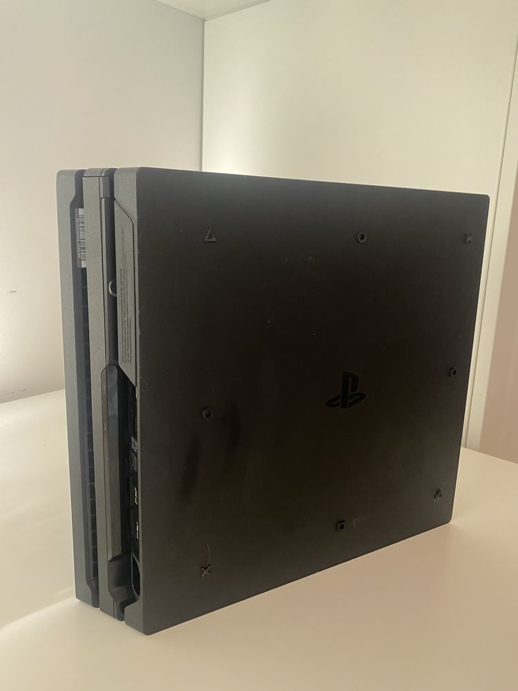PlayStation 4 Pro с 1 контролер и 2 игри + Волан с педали