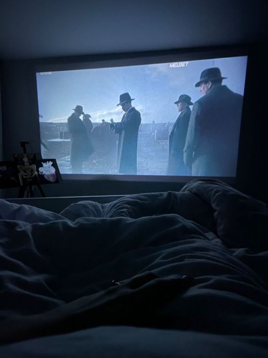 Проектор со сторинным андроидом