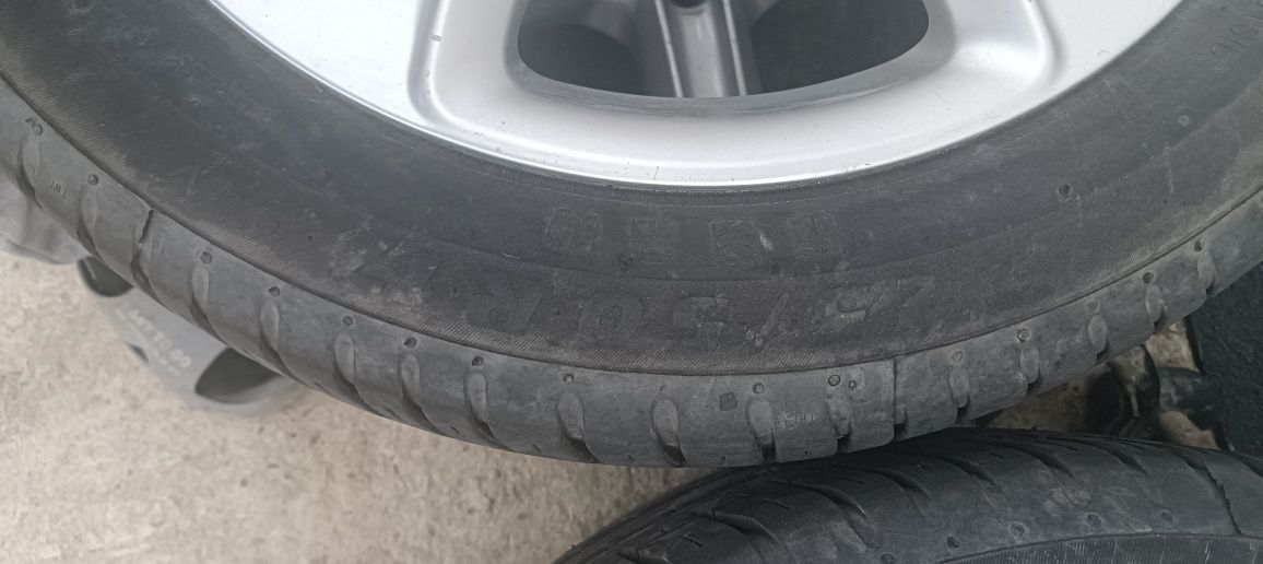 Vând  anvelope cu jenti 225/50R17