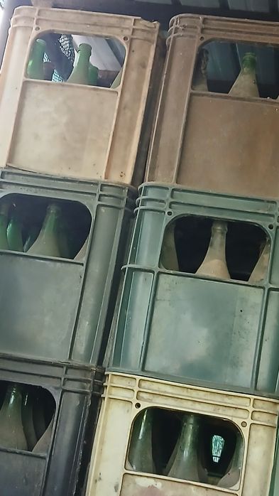 Navete bere cu tot cu sticle. Navete de vin. Navete de suc CocaCola.