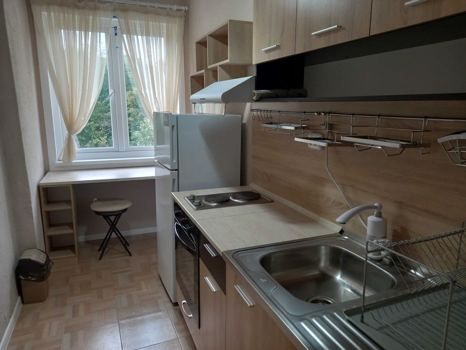 Под наем тристаен обзаведен и оборудван в идеален център на Добрич