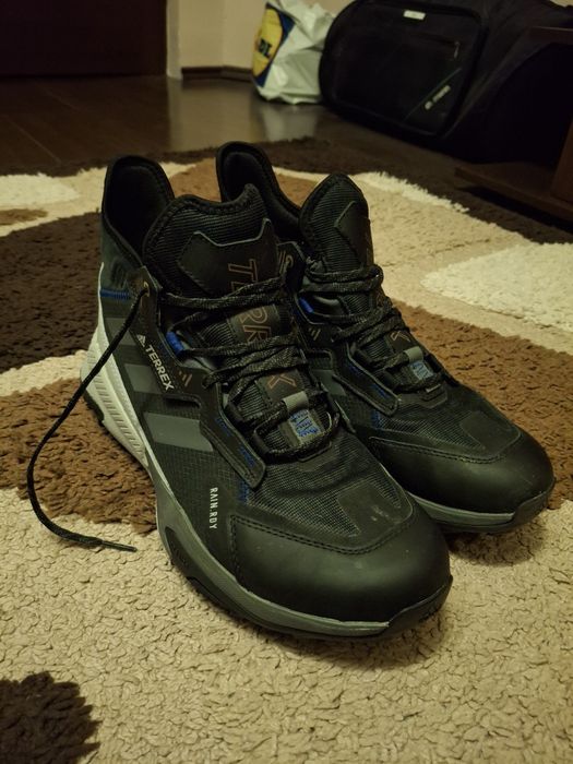 Vând bocanci Adidas Terrex