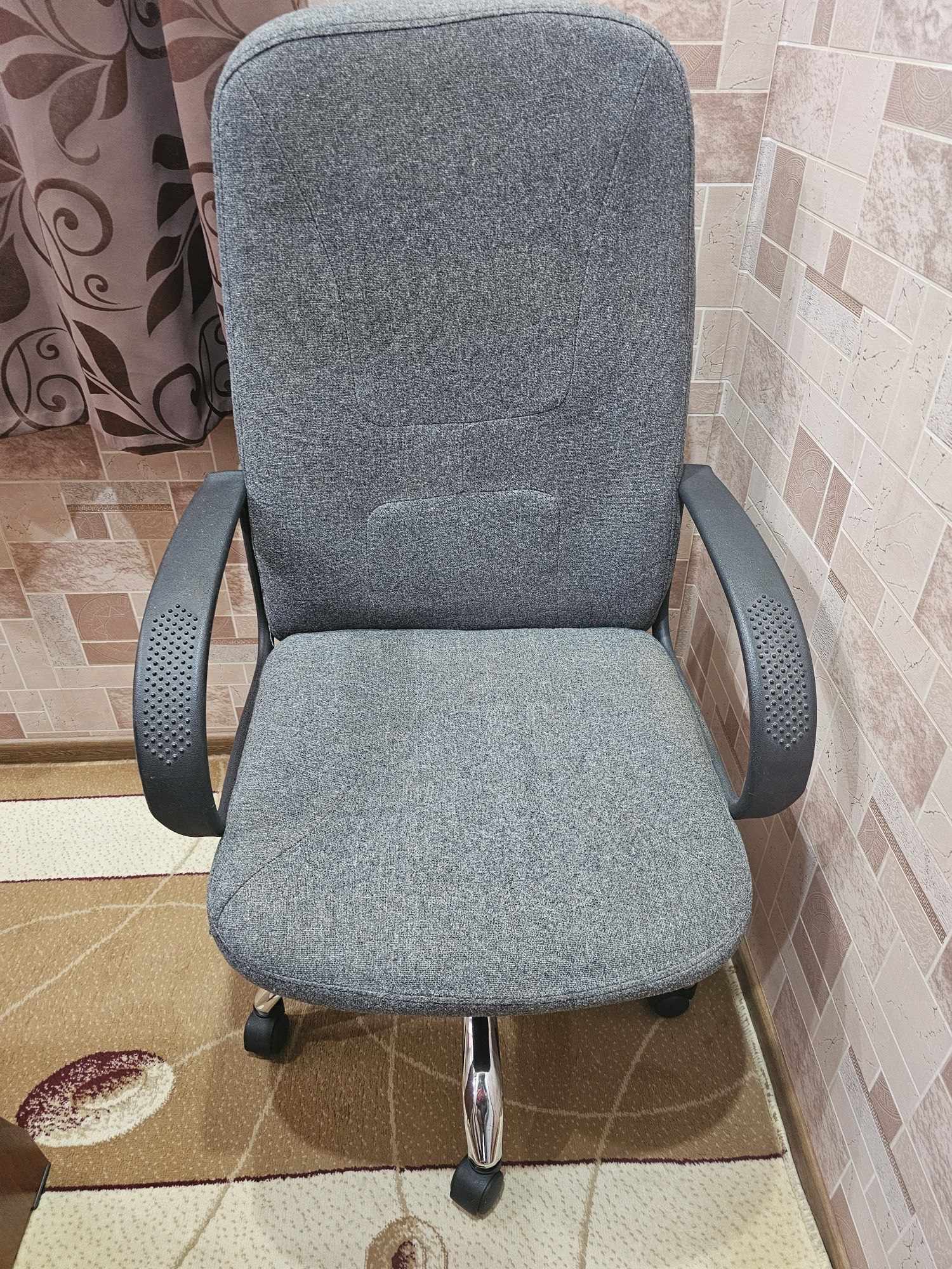 Кресло офисное, прочное.