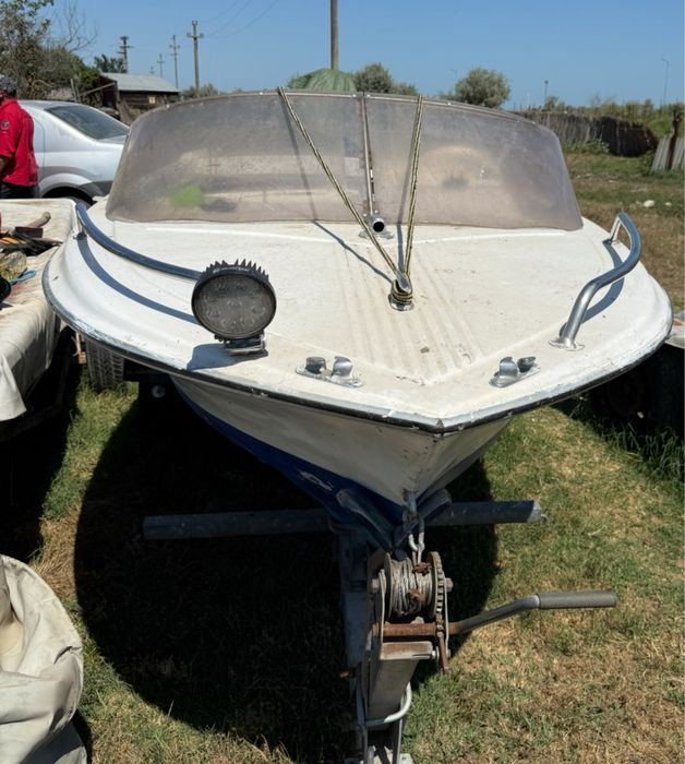 Vand barca cu motor si peridoc