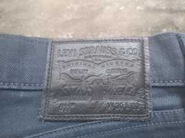 Vând blugi Levi Strauss