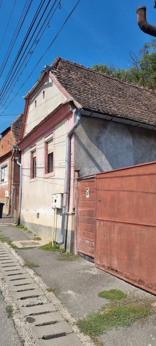 Vand casa singur pe curte utilitati:Gaz,Curent,Canalizare,Apa