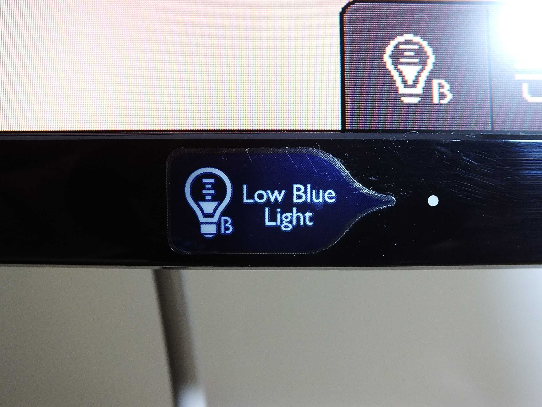 monitor LED Benq cu diagonala de 69 cm