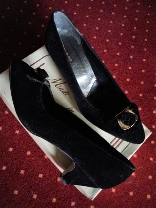 Pantofi NOI piele intoarsa- marime 38- negri, cu accesoriu auriu