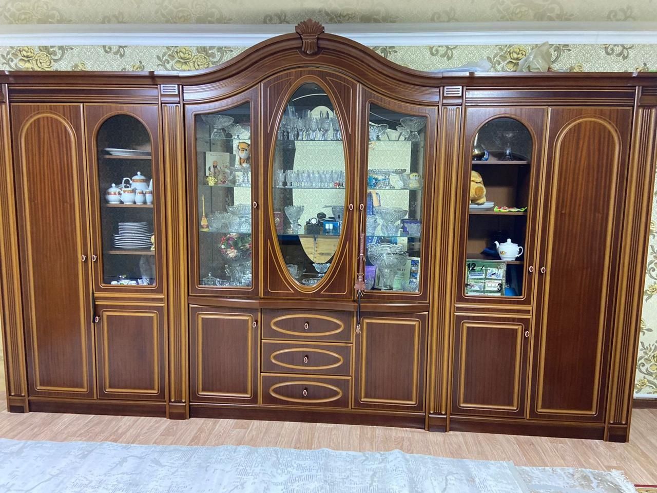 Продается стенка с комодом .