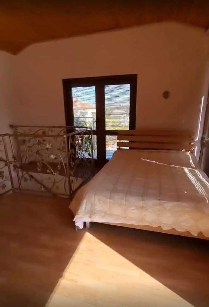 Дава се под наем Къща в Бургас, Ветрен - 80 кв.м за 204 € - Снимка #1