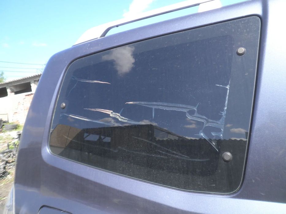 Geam stanga / dreapta caroserie Mitsubishi Pajero ( 2 usi ) 2008
