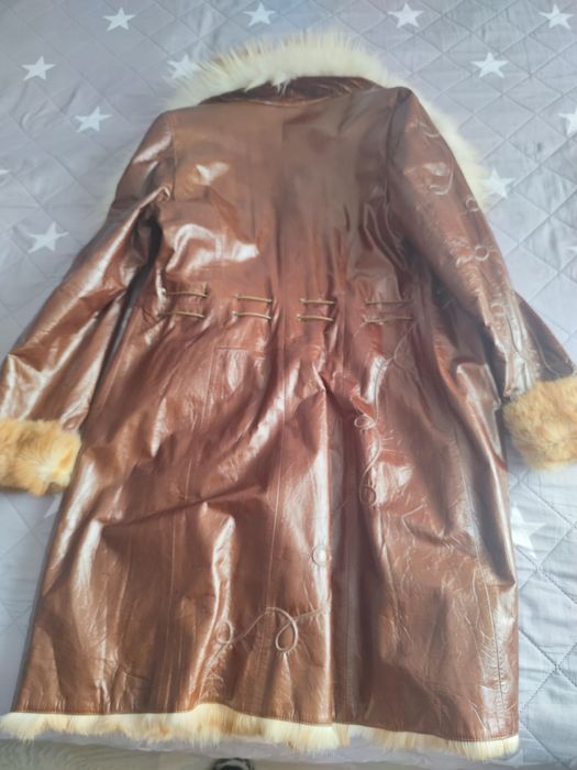 Haină de damă din piele și blană naturală .