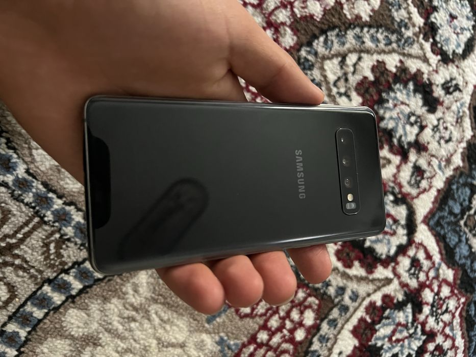 Samsung s10 rangi qora qirilgan singan joyi yoq umuman srochna sotilad