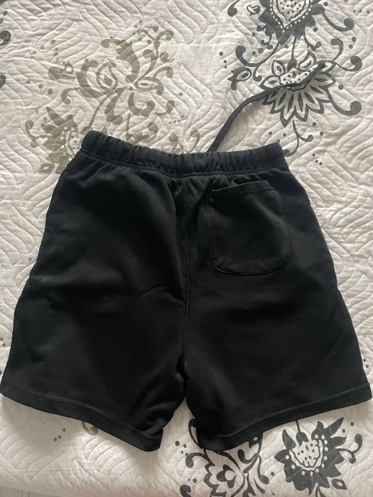 Vând pantaloni scurti essentials