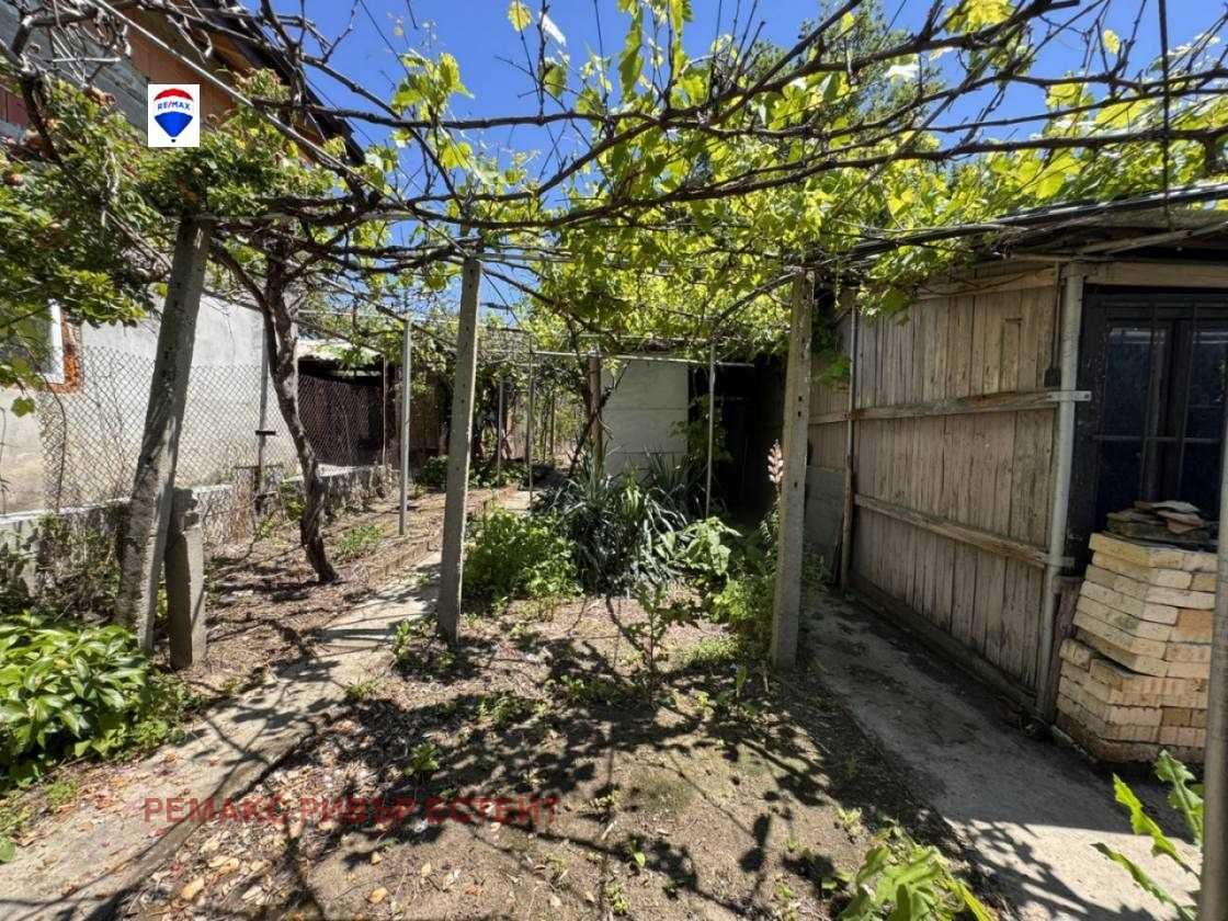Къща с двор за продажба кв. Дружба 2
