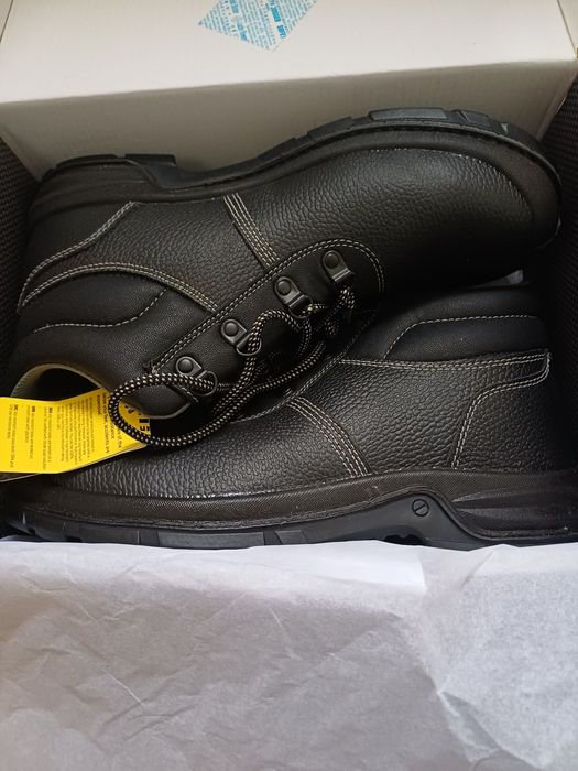 Продам сефти ботинки