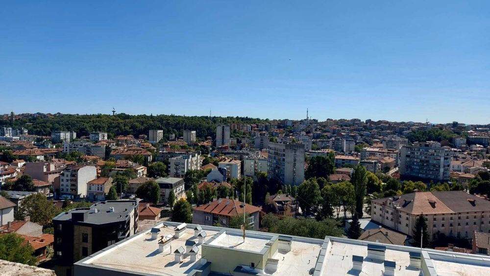 Продава се тристаен апартaмент в кв. Любен Каравелов с възможен бартер
