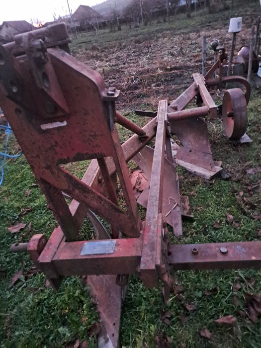 De vanzare plug cu 3 brade