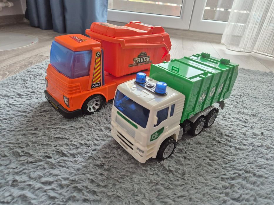 Masini de gunoi de jucarie impecabile